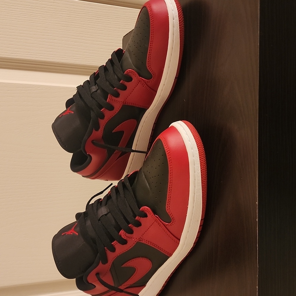 Jordan 1 Low "REVERSE BRED" - Picture 3 of 10